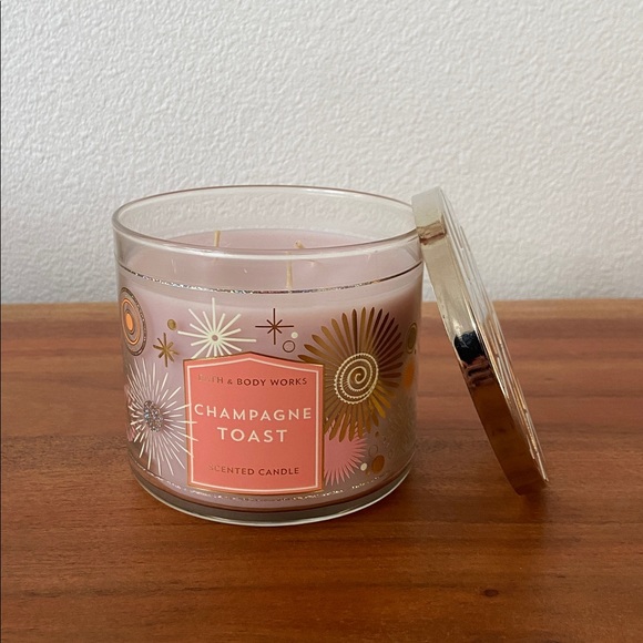 Bath & Body Works Champagne Toast scented candle cozy home vibe gold celebration - Picture 9 of 16